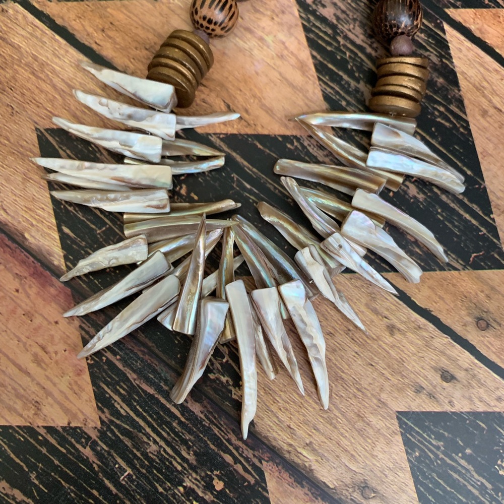 Neutral toned statement necklace - Picture 2 of 4